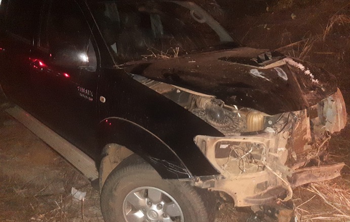 Toyota Hilux preta com a frente destruída após bater em árvore na curva do Teixeira, BA-148.