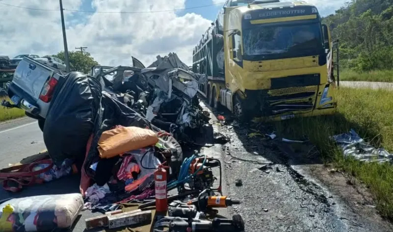 Homem morre em acidente envolvendo caminhão-cegonha e caminhonete na BR-101 em Alagoinhas