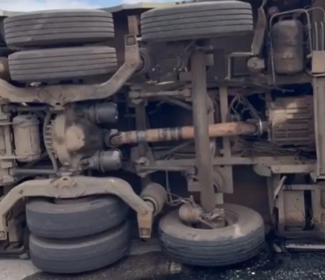 Acidente entre ônibus e carro deixa uma mulher morta na BA-262