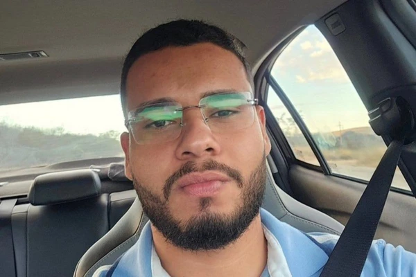 Jovem morre após colisão de moto em poste em Vitória da Conquista