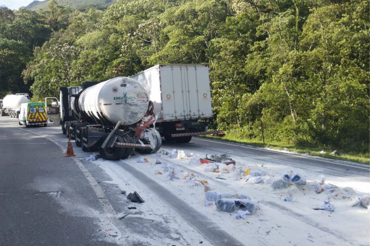 Grave acidente causa morte e interdição na BR-376, em Guaratuba