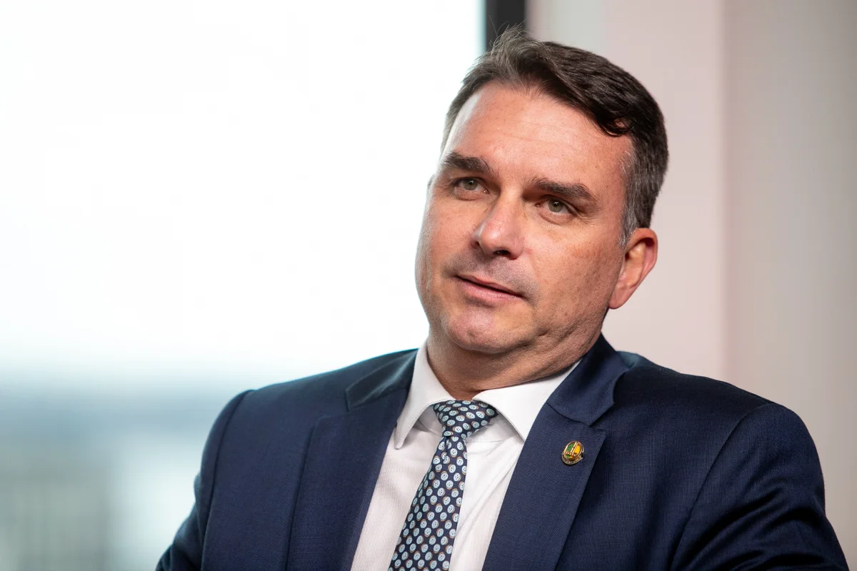 Flávio Bolsonaro explica por que Jair Bolsonaro não escolheu Michelle como pré-candidata à Presidência