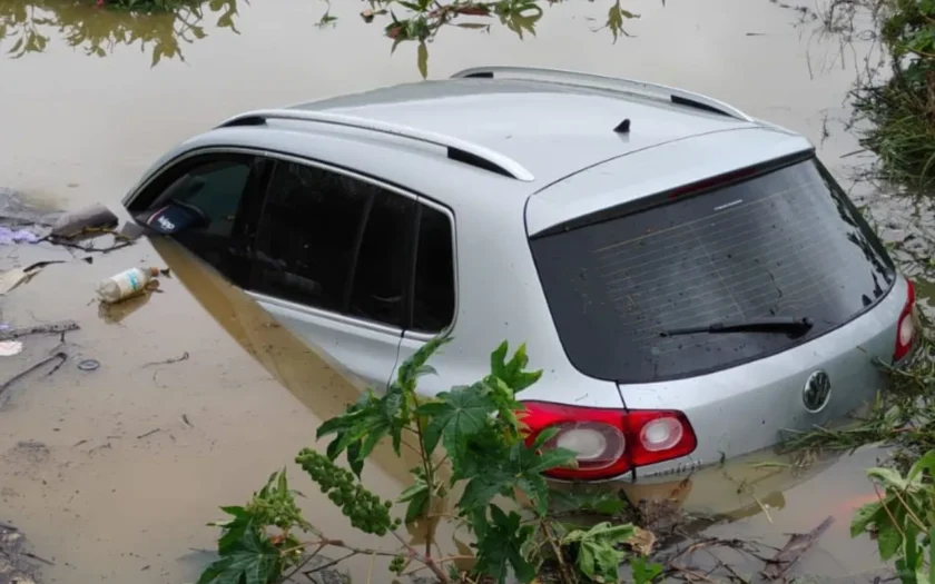 Carro cai em lagoa às margens da BR-030 após motorista perder controle em Guanambi