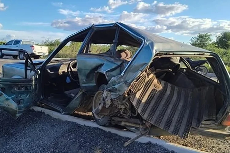 Acidente na BR-030 em Carinhanha deixa cinco pessoas feridas