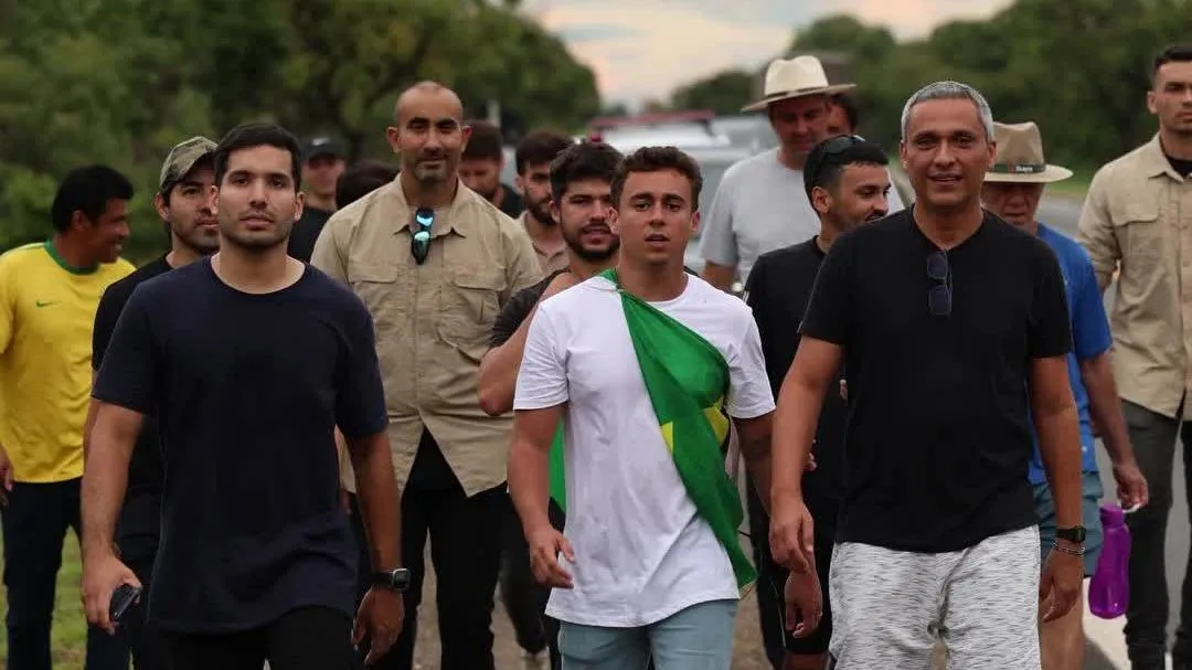 André Fernandes marcha ao lado de Nikolas Ferreira em defesa de Bolsonaro