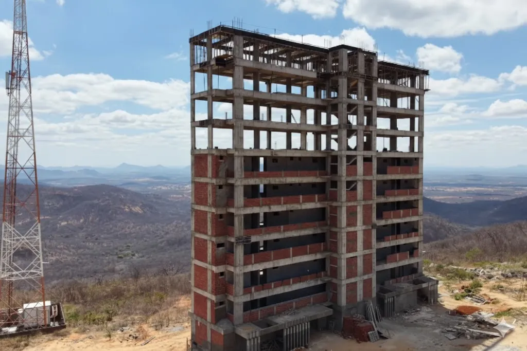O "Mistério da Serra": Prédio gigante surge no coração do Sertão e intriga o Nordeste