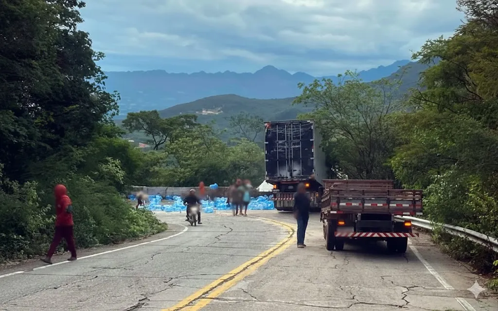 Caminhão com carga de água mineral sai da pista na perigosa Serra das Almas, trecho da BA-148