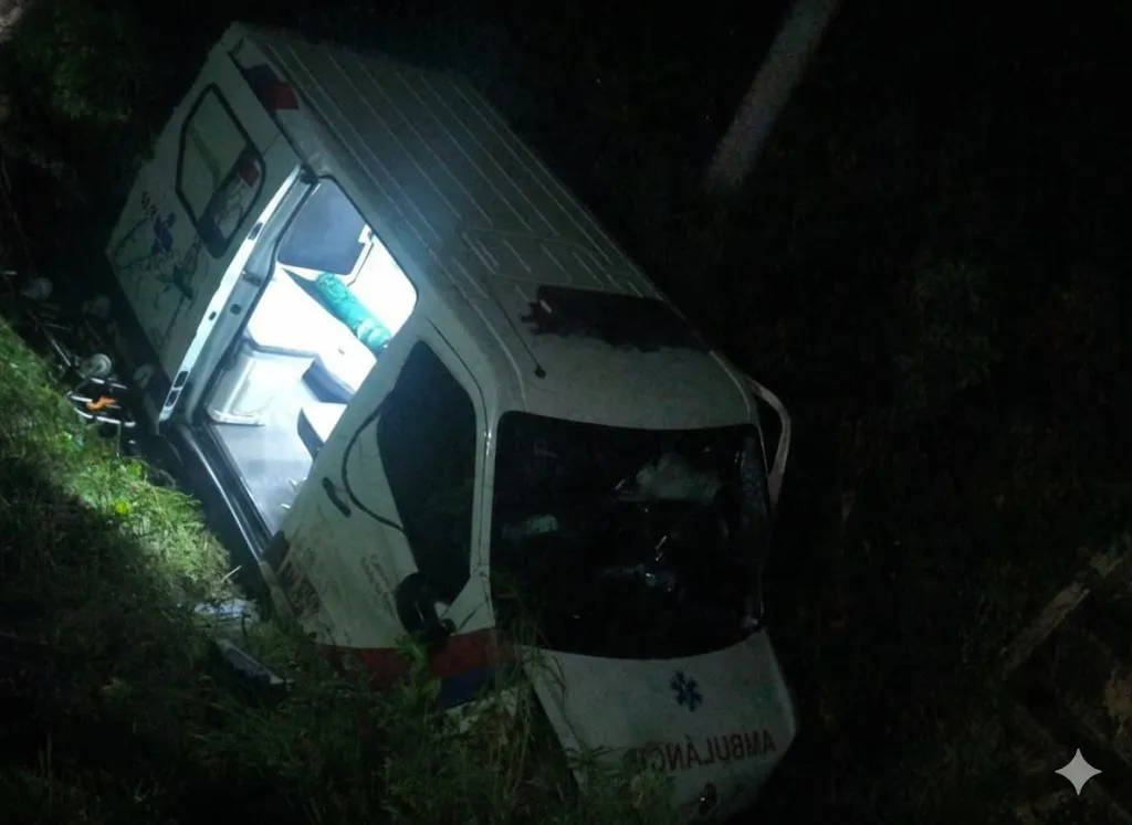 Ambulância com pacientes colide com carro na BA-026 em Contendas do Sincorá
