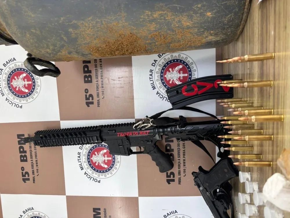 Polícia Militar apreende fuzil e drogas durante operação contra o crime organizado em Itabuna