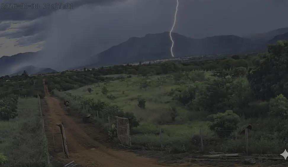 Raio impressionante rasga o céu de Livramento durante temporal