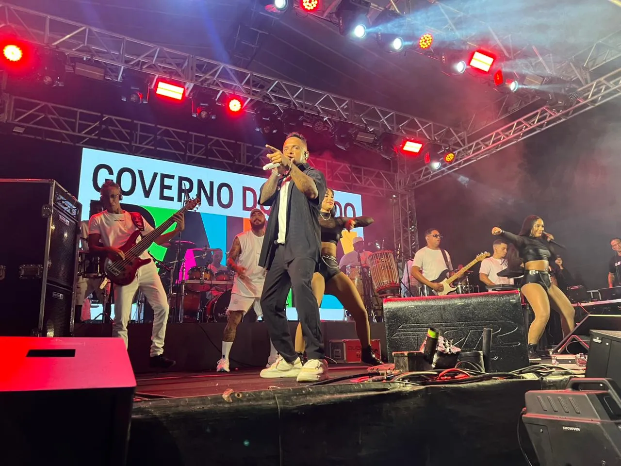 Palco iluminado na Praça Coronel Zezinho Tanajura durante o Pré-Carnaval de Livramento de Nossa Senhora, organizado pela Prefeitura.