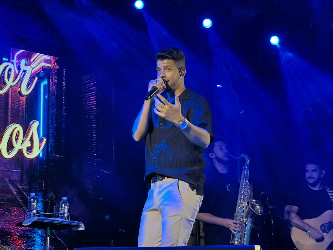 Nadson Ferinha canta no palco do Pré-Carnaval de Livramento de Nossa Senhora diante de grande público animado.