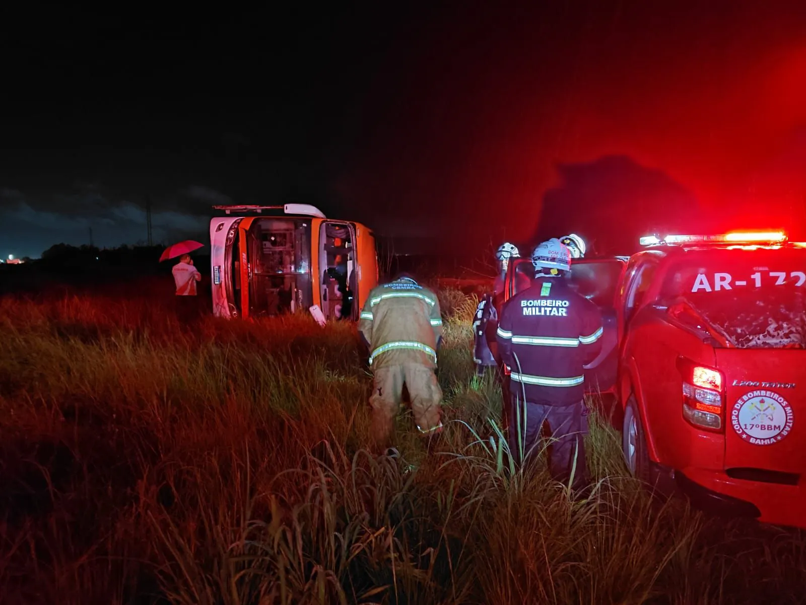 Ônibus com 42 passageiros tomba na BR-020, nas proximidades de Roda Velha