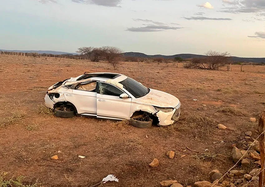 Veículo capota várias vezes em Dom Basílio e deixa dois feridos
