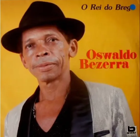 Foto de Osvaldo Bezerra, cantor brasileiro conhecido como Rei do Brega, sorrindo em apresentação popular.