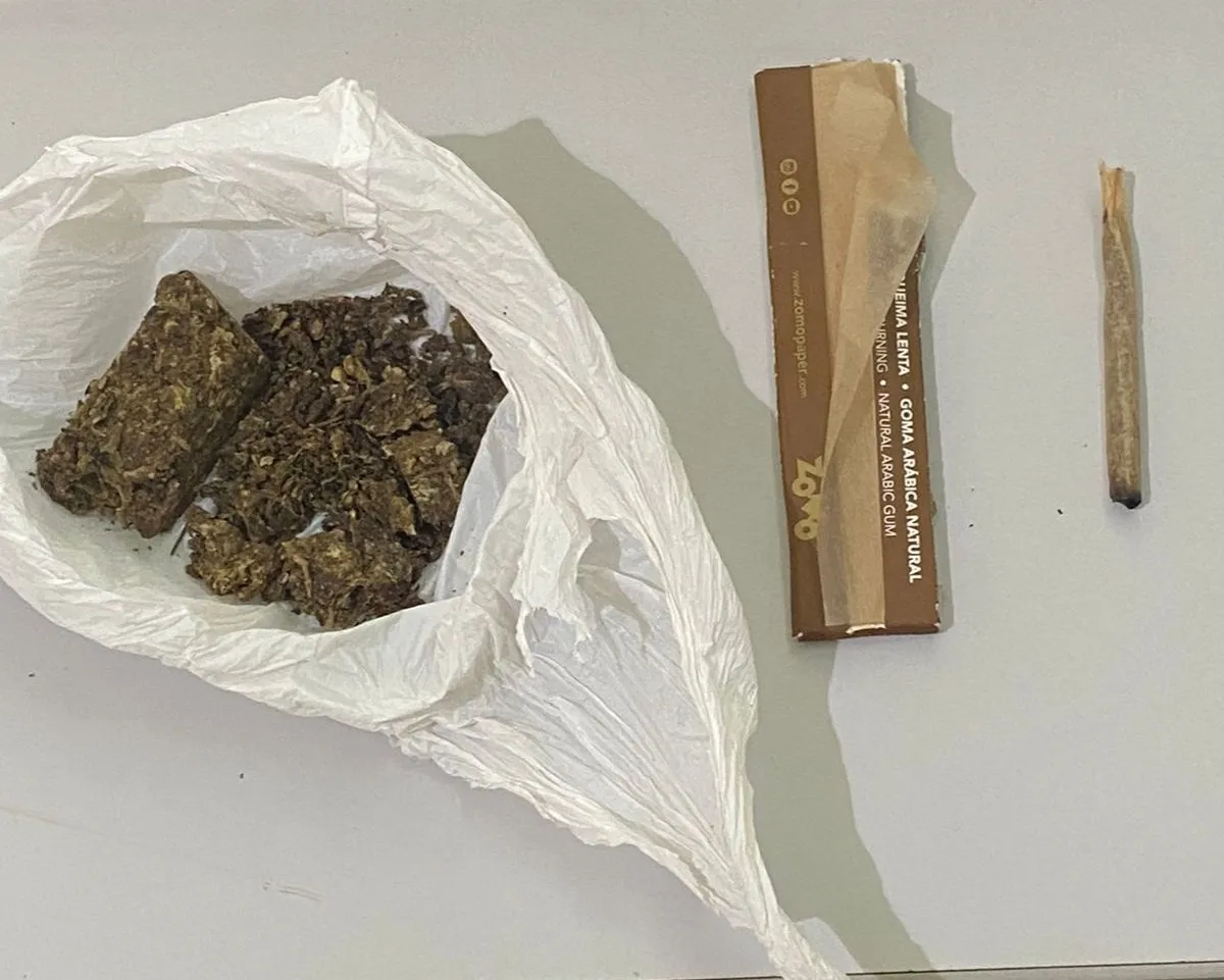 Homem com mandado de prisão em aberto é detido com drogas em Livramento de Nossa Senhora