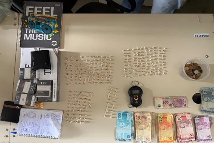 Idoso e duas jovens são presos por suspeita de tráfico de drogas em Guanambi