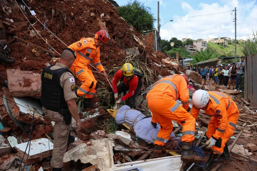 Tragédia em Minas: Mortes por chuvas sobem para 64 enquanto buscas entram no 4º dia
