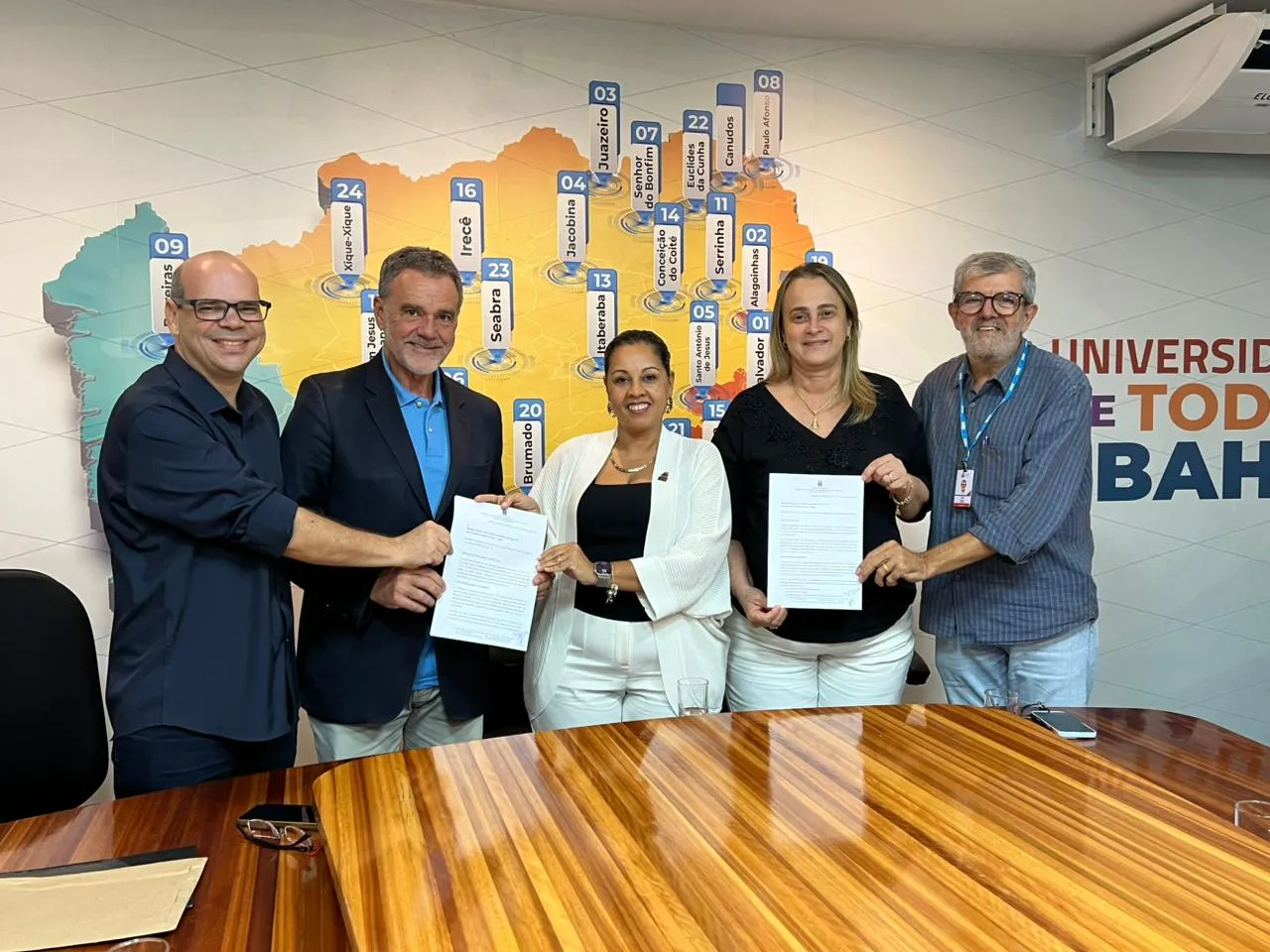 Prefeita Joanina Sampaio protocola pedido para implantação de cursos da Uneb em Livramento