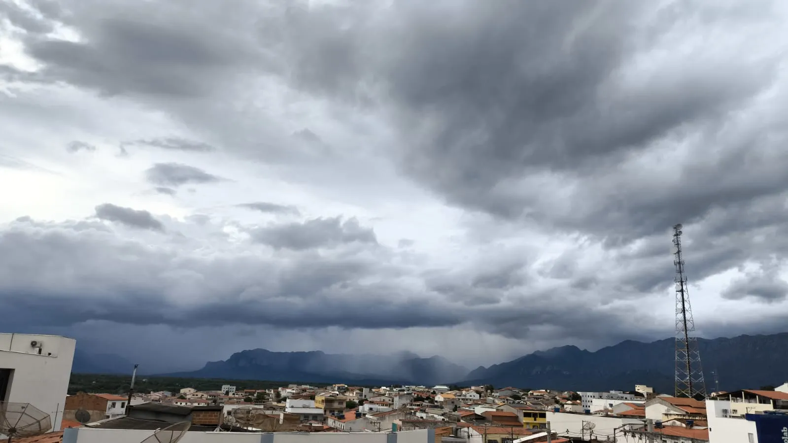 O que se sabe sobre o ciclone que atinge Minas Gerais, Bahia e Rio de Janeiro
