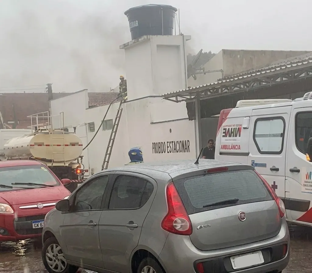 Incêndio atinge salas do Hospital Municipal de Ibipitanga sob forte chuva
