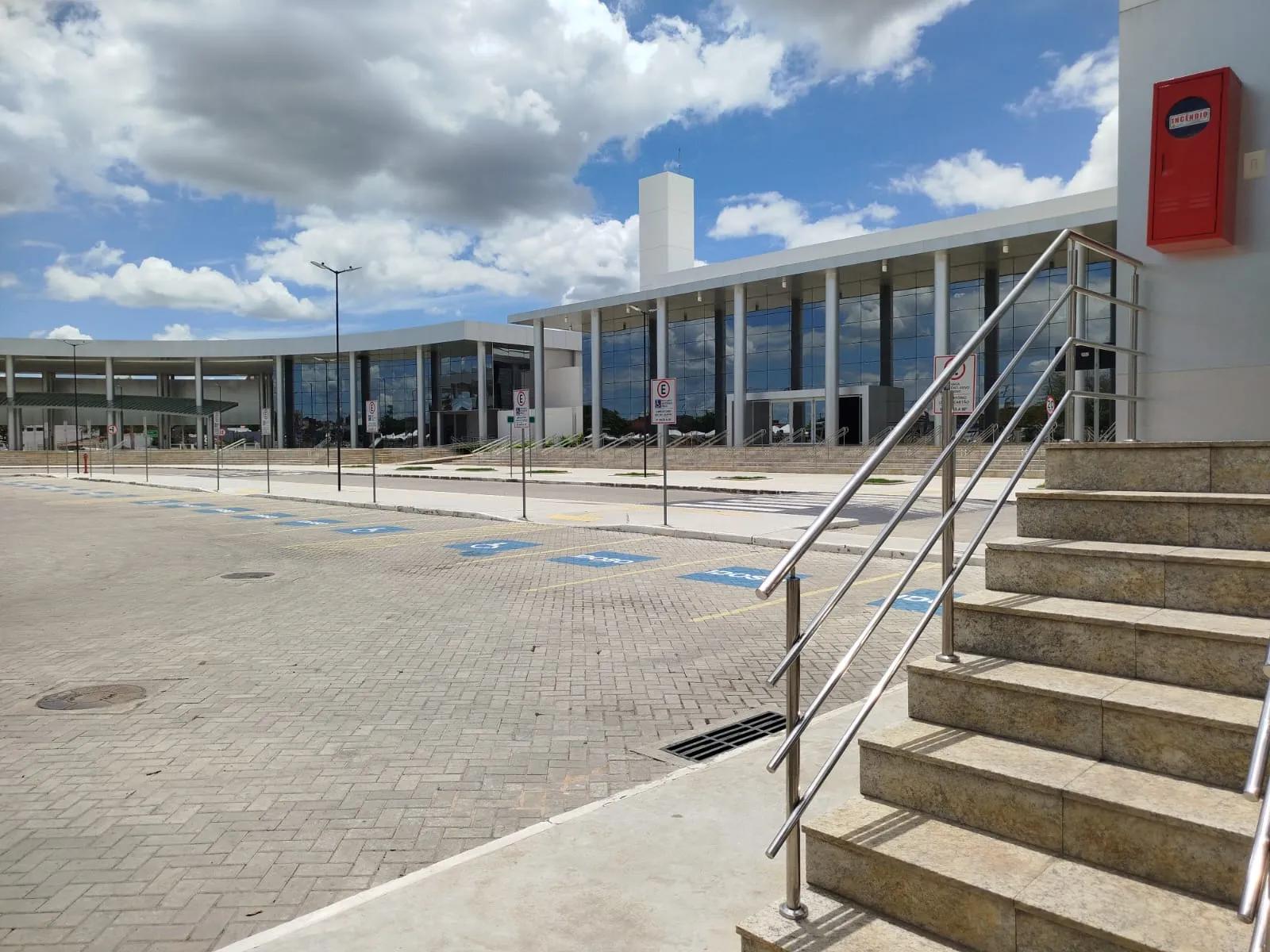 Fachada do Centro de Convenções de Feira de Santana, complexo moderno com pavilhão e teatro para grandes eventos culturais e corporativos.