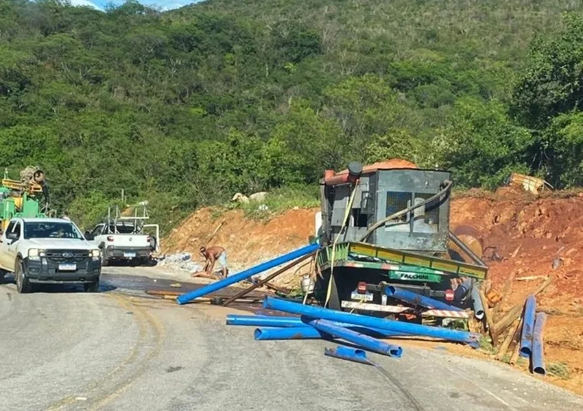 Caminhão de perfuração de poços bate em "Curva da Morte" em Rio de Contas