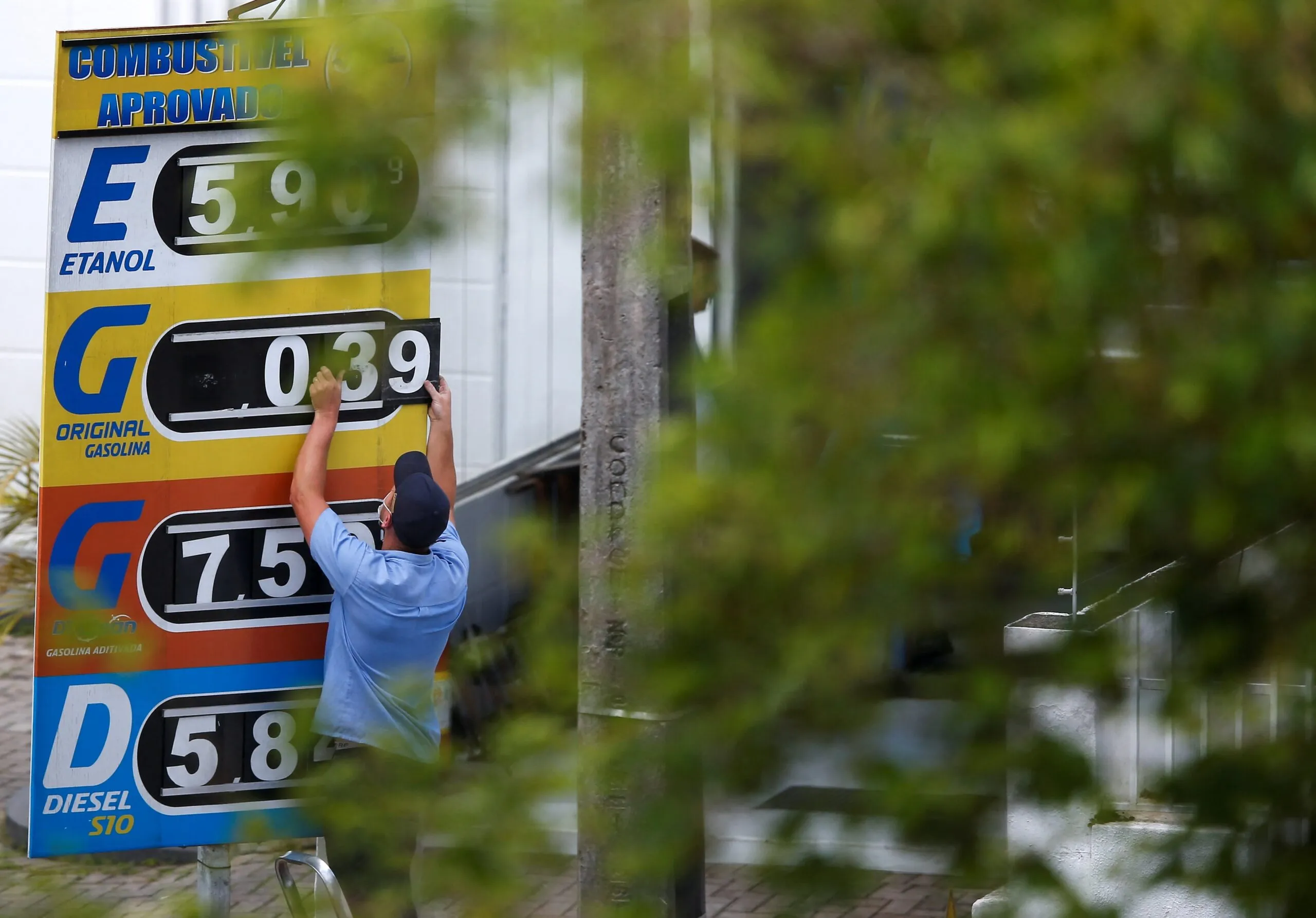 Bomba de combustível com preços elevados