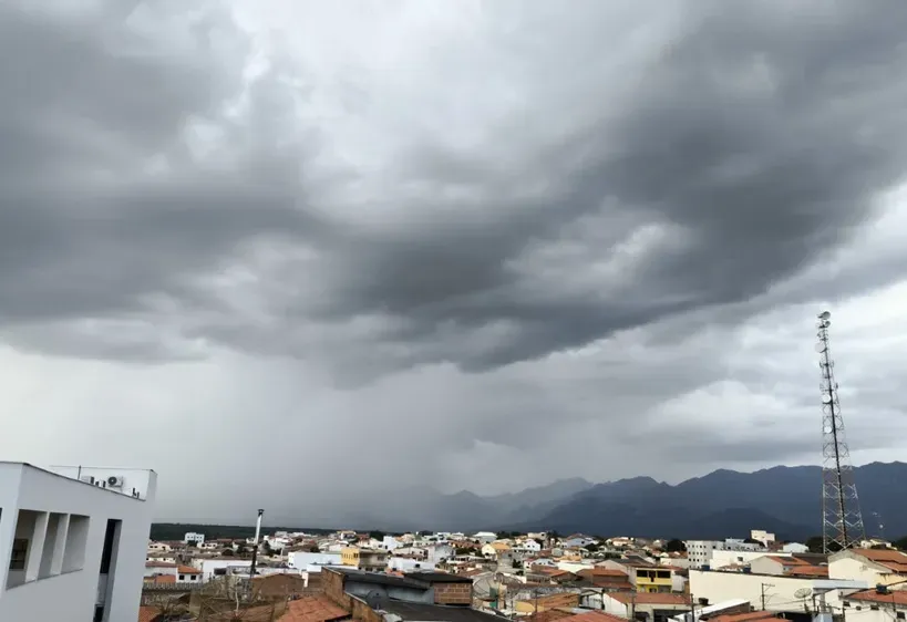 Raios e nuvens escuras sobre o sudoeste baiano