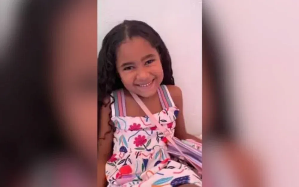 Imagem de luto com fundo preto e uma rosa branca