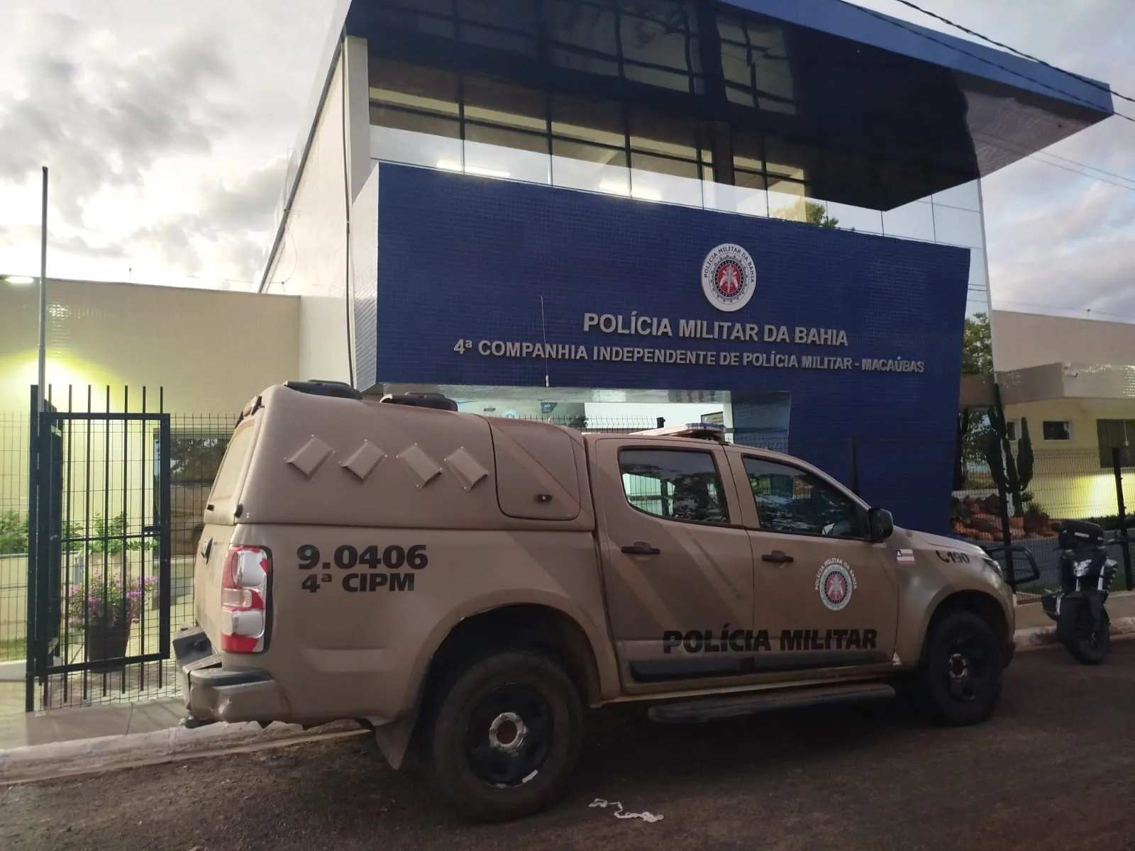 Viatura da Polícia Militar da Bahia estacionada em Macaúbas