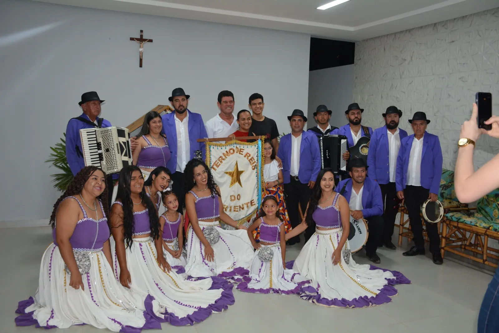 Multidão reunida na Rua Barão do Rio Branco em Barra da Estiva