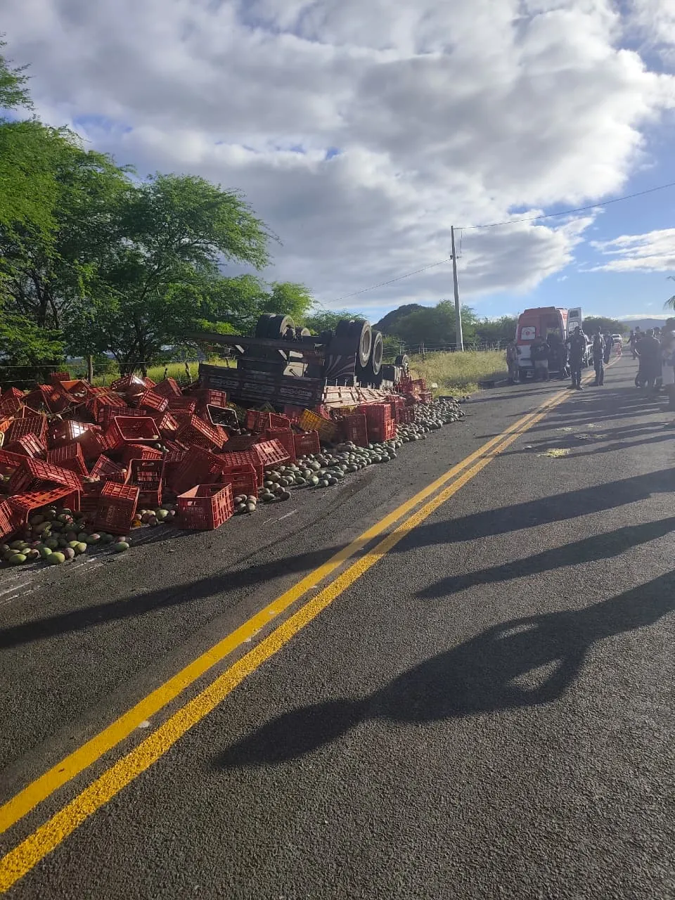 Tombamento de caminhão deixa vítima fatal em Paramirim