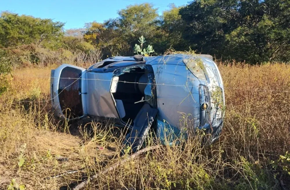 Capotamento deixa duas pessoas feridas na BA-160, em Bom Jesus da Lapa