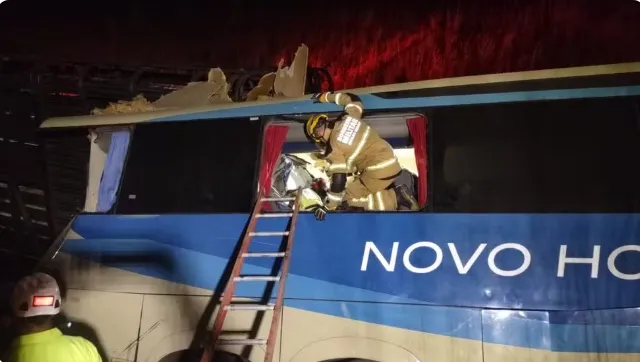 Mãe e filho que voltavam da região do Vale do Paramirim morrem em acidente com ônibus na BR-135