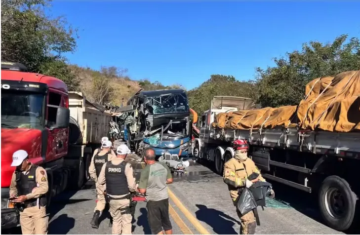 Ônibus de excursão que seguia para Bom Jesus da Lapa colide com caminhão e deixa dois mortos em Governador Valadares