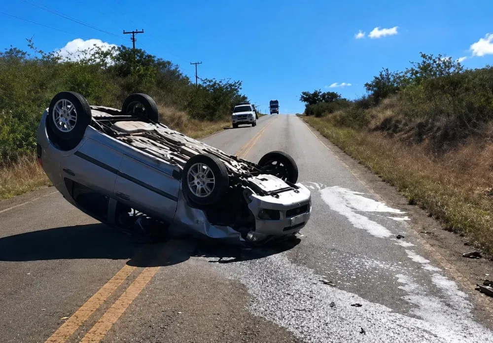 Acidente deixa carro capotado na BA-623, entre Vila Mariana e Maetinga