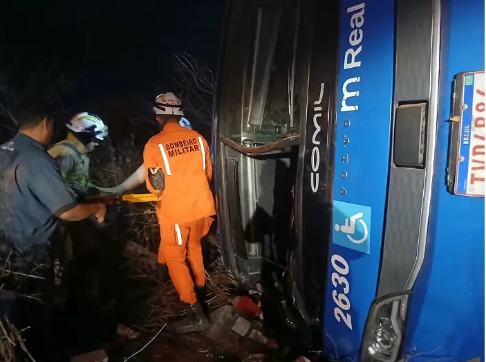 Acidente com ônibus deixa sete mortos e 13 feridos na Bahia; policial e criança estão entre as vítimas