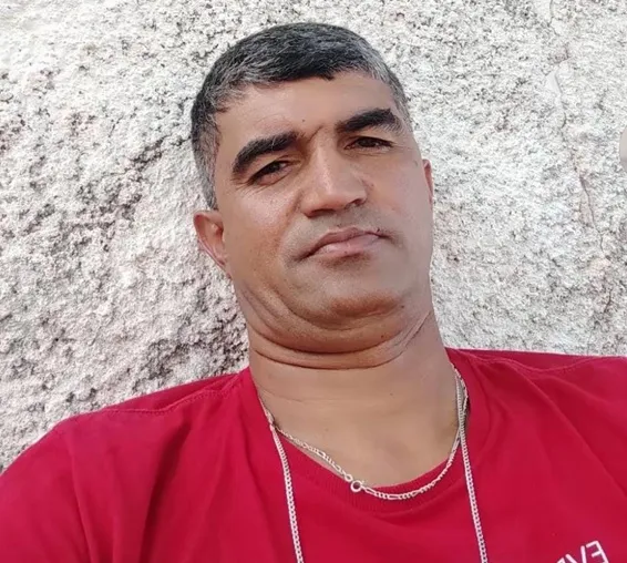 Pedreiro morre após motocicleta bater no fundo de carreta em Brumado