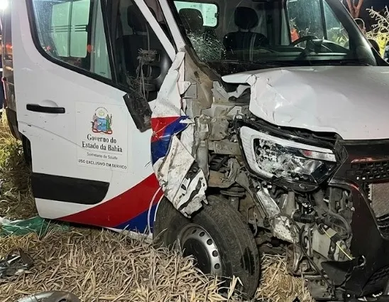 Dois mortos em acidente entre motocicleta e ambulância de Macaúbas na BA-152, em Caturama