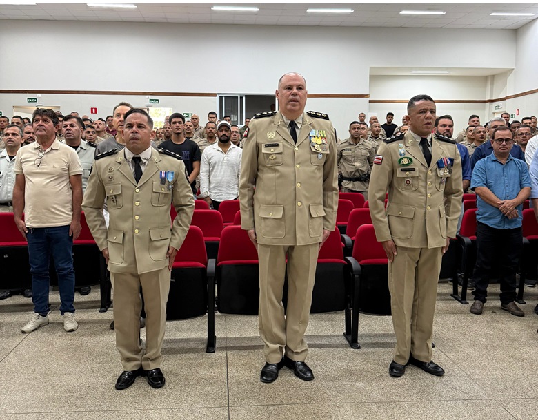 Major André Nobre durante cerimônia de posse como comandante da 4ª CIPM em Macaúbas, ao lado de autoridades locais.