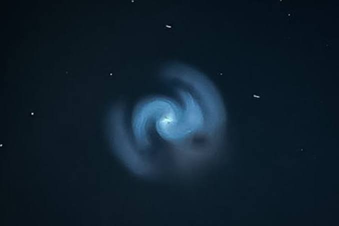 Espiral Azul no Céu Europeu Intriga Observadores e Desvenda Mistério Espacial