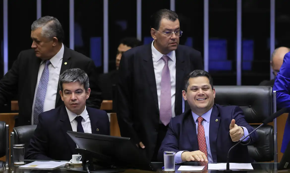 Orçamento de 2025: Superávit Bilionário e Atraso Polêmico — O que Está por Trás da Aprovação no Congresso?