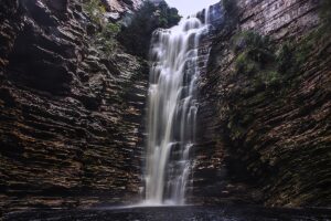 Imponente e fascinante: a Cachoeira do Buracão encanta com suas quedas cercadas por cânions e natureza exuberante. Um espetáculo único