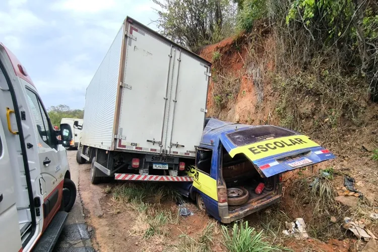 Acidente na BR-030 envolvendo van escolar e caminhão resulta em ferimentos leves