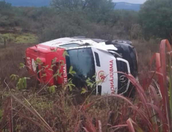 Ambulância capota na BR-242 em Oliveira dos Brejinhos e susto mobiliza região