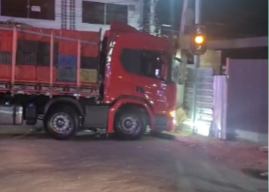 Motorista colide caminhão contra poste em Livramento e foge do local