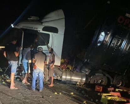 Carreta carregada com mangas tomba na BA-148 e interdita via