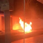 Carro do prefeito de Botuporã, Edmilson Antônio Saraiva, completamente destruído após incêndio ocorrido na madrugada de 5 de abril de 2025.