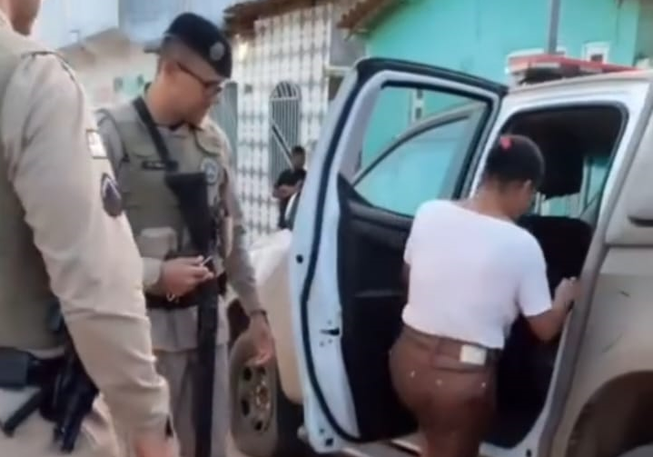 Mulher flagrada agredindo e esquartejando gato é detida em Maracás